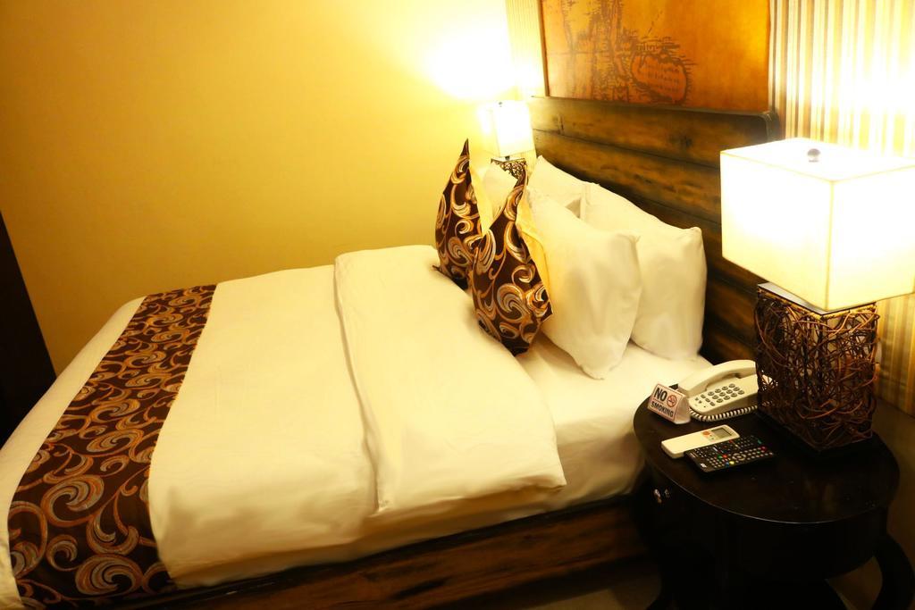 Palm Grass Hotel Cebu Buitenkant foto